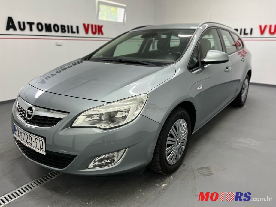 2011' Opel Astra Karavan photo #3