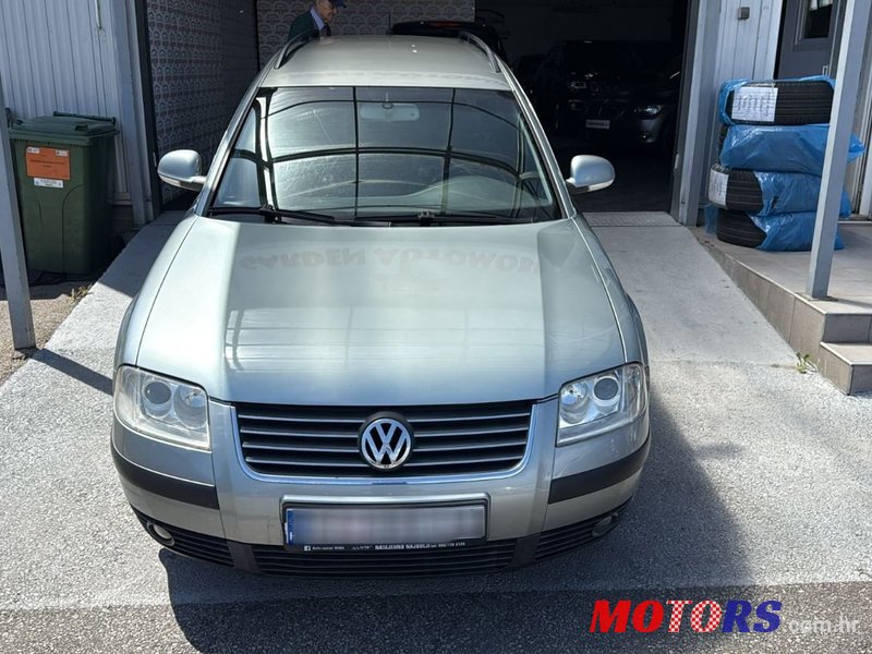 2004' Volkswagen Passat Variant photo #1