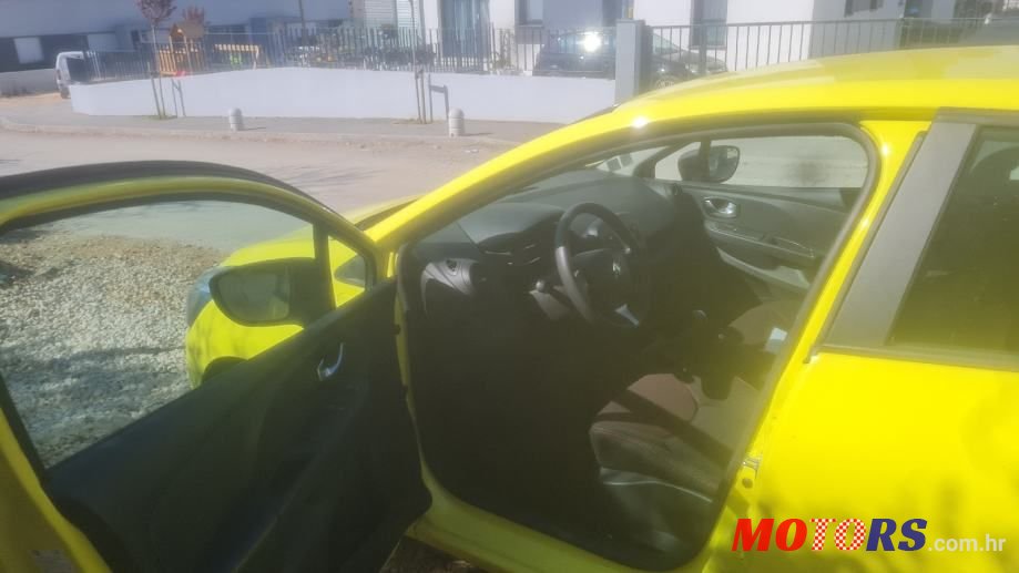 2015' Renault Clio Dci 90 Edc photo #3