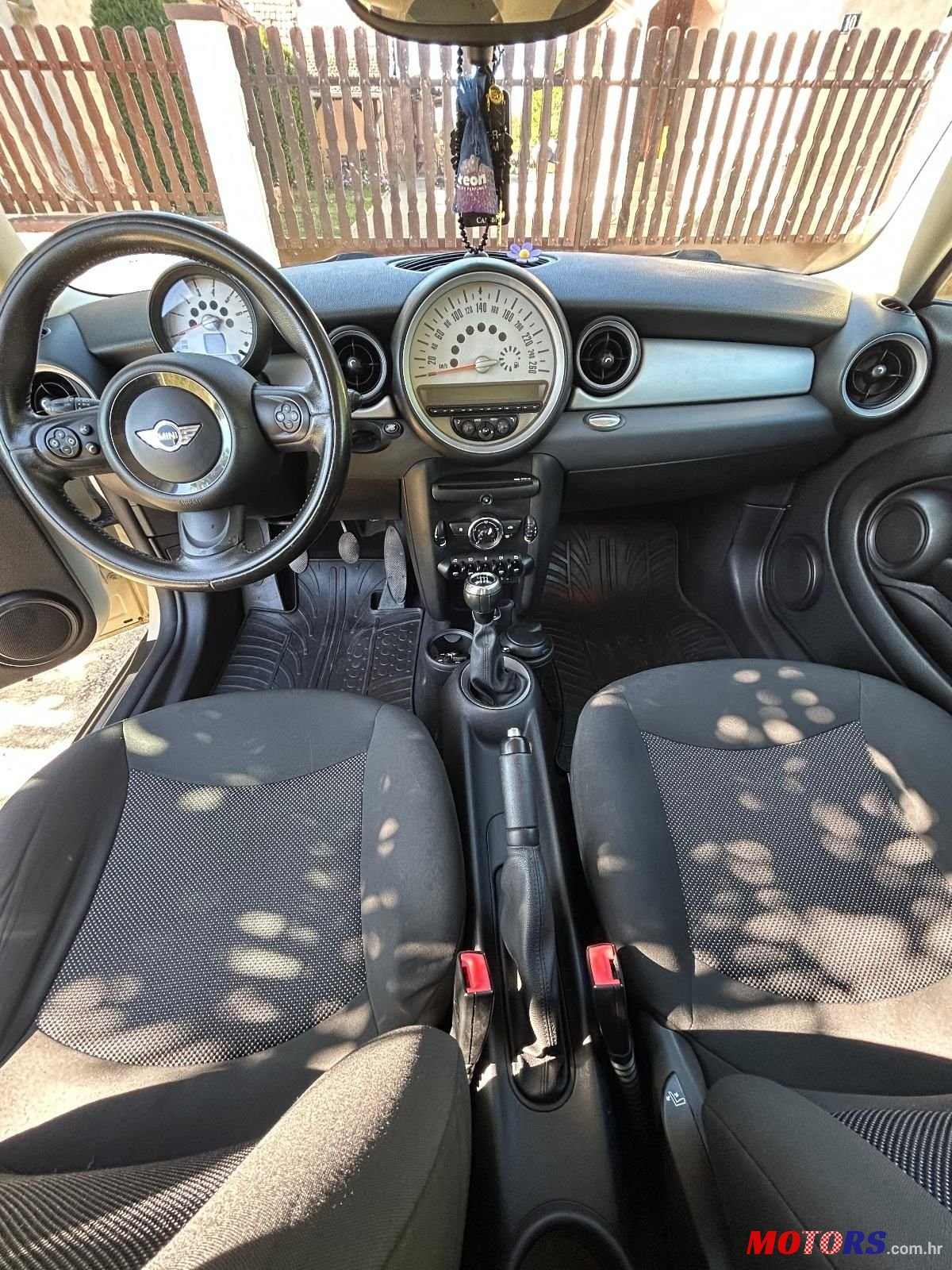 2011' MINI Cooper Cooper D photo #4