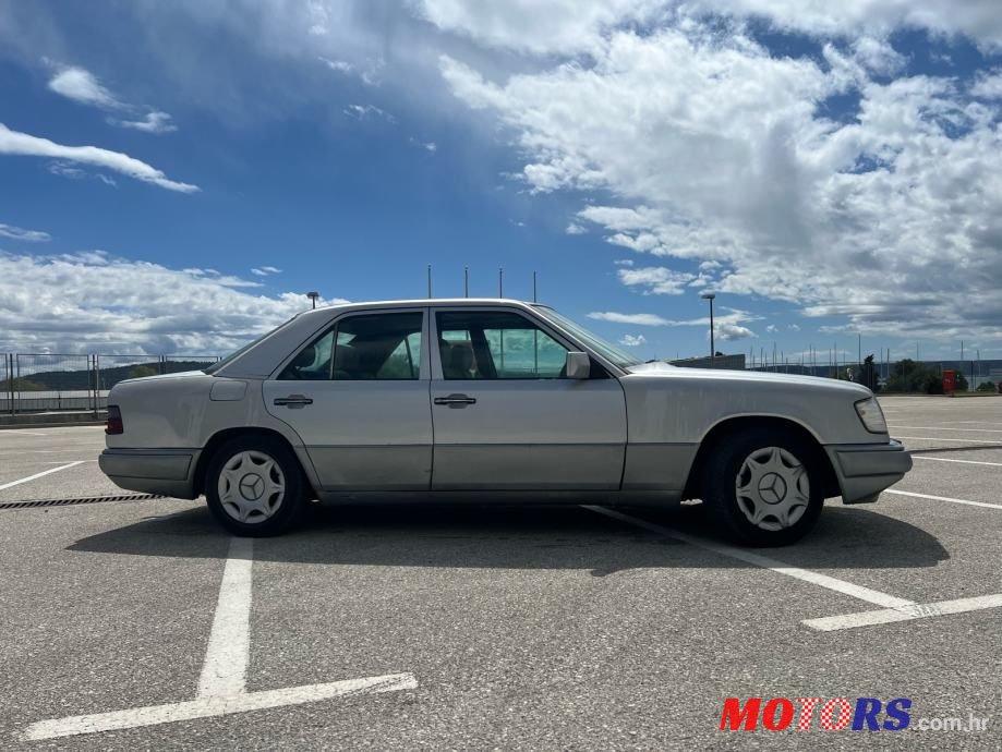 1993' Mercedes-Benz 124 200 D photo #3