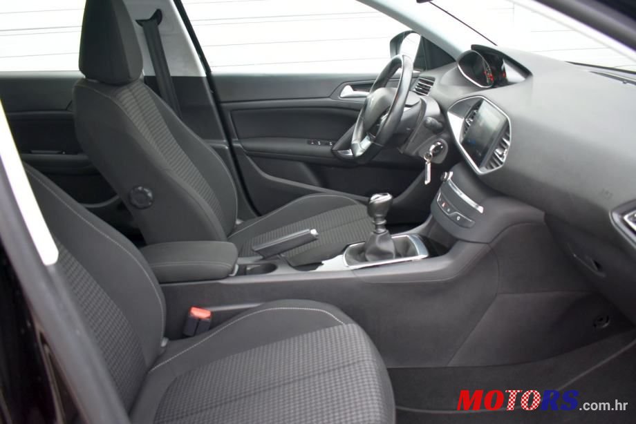 2020' Peugeot 308 1.5 Hdi Active photo #5