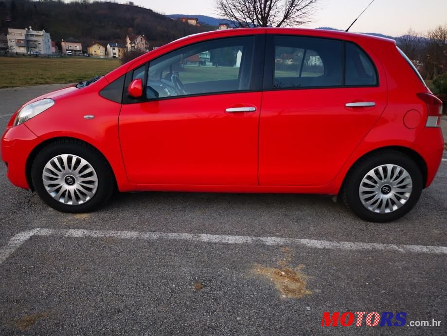 2011' Toyota Yaris photo #2