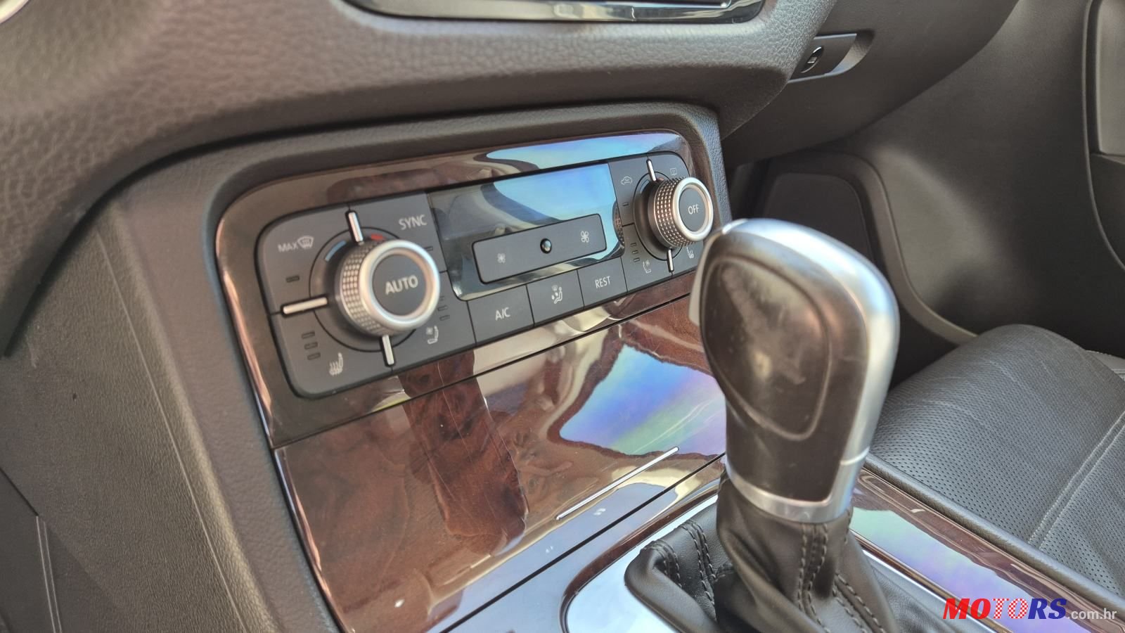 2015' Volkswagen Touareg photo #4