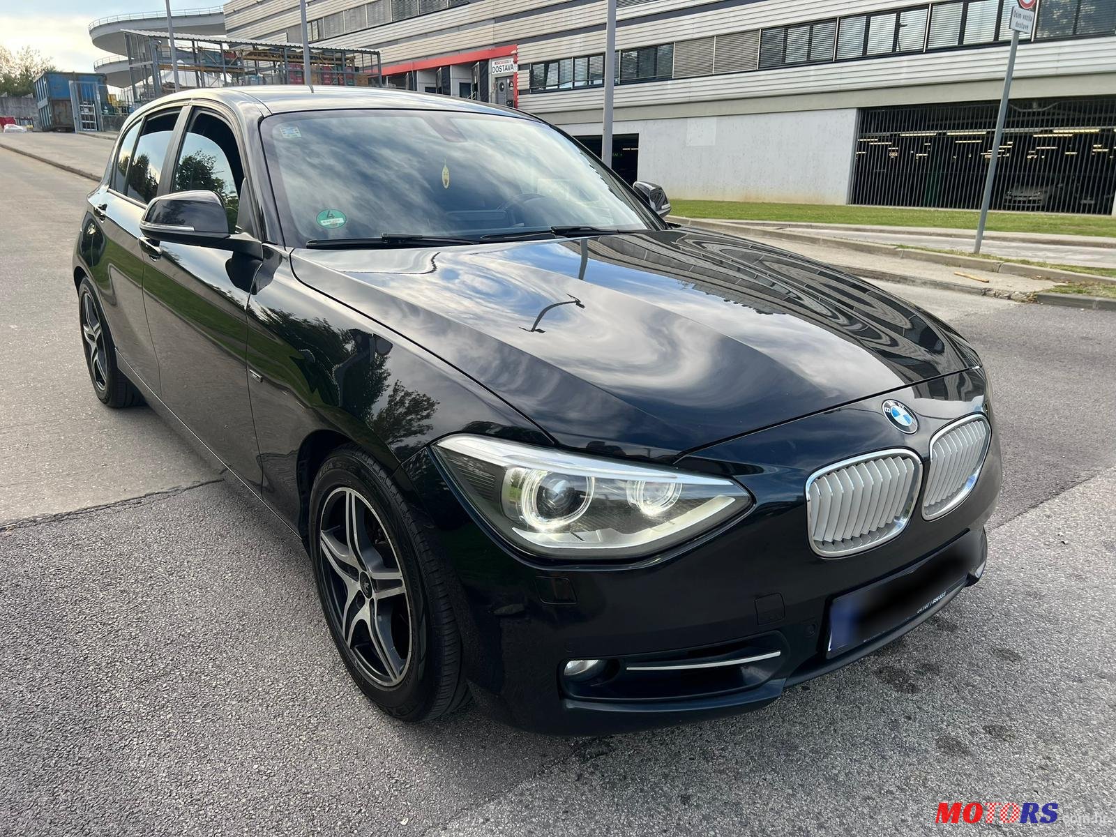 2012' BMW 1 Series 5 Door photo #2