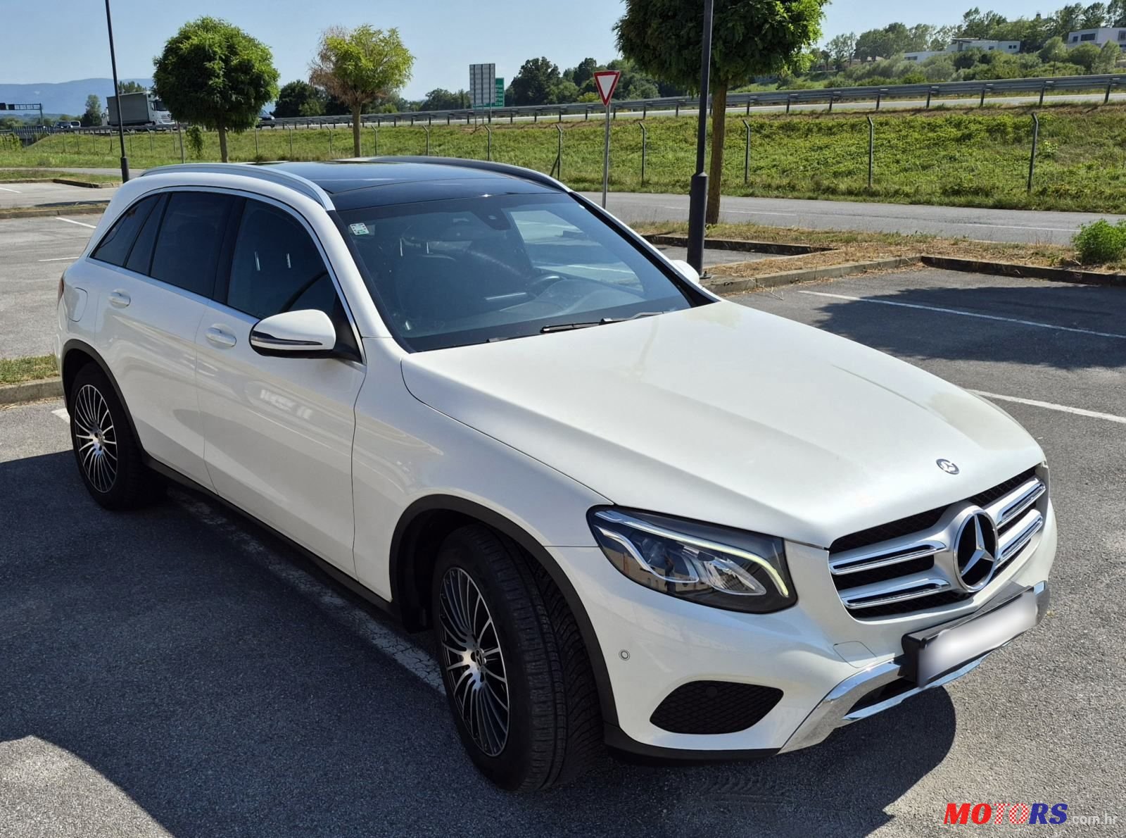 2016' Mercedes-Benz GLC 220 D photo #4