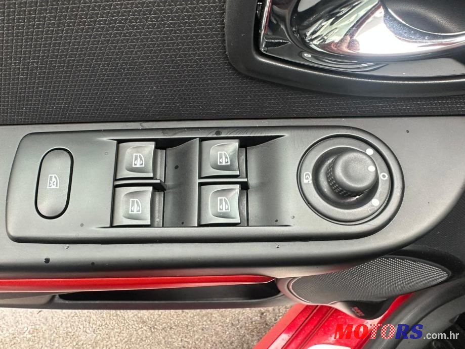 2014' Renault Clio 200 Edc photo #3