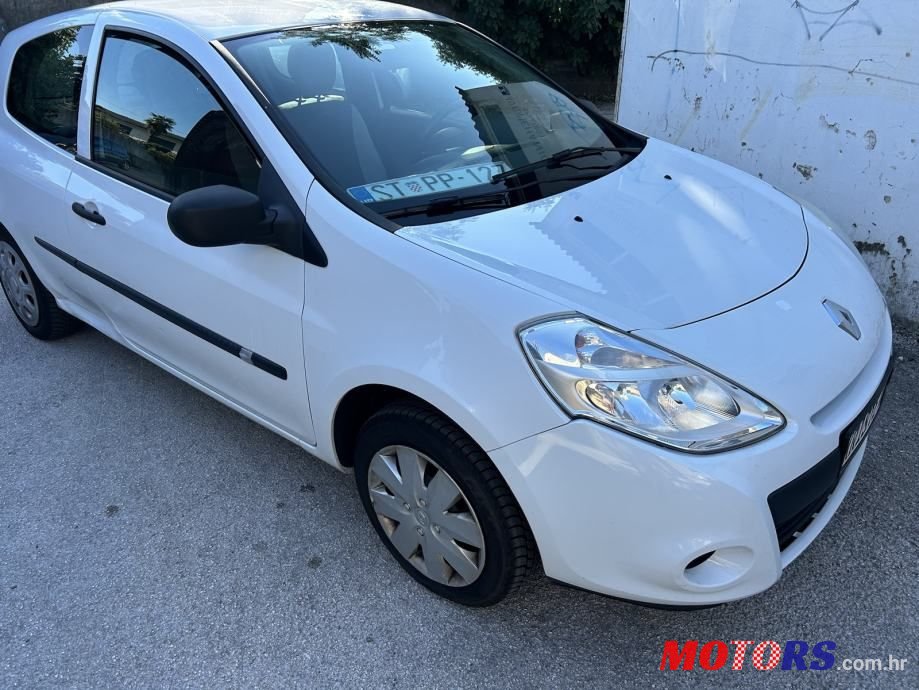 2010' Renault Clio photo #2