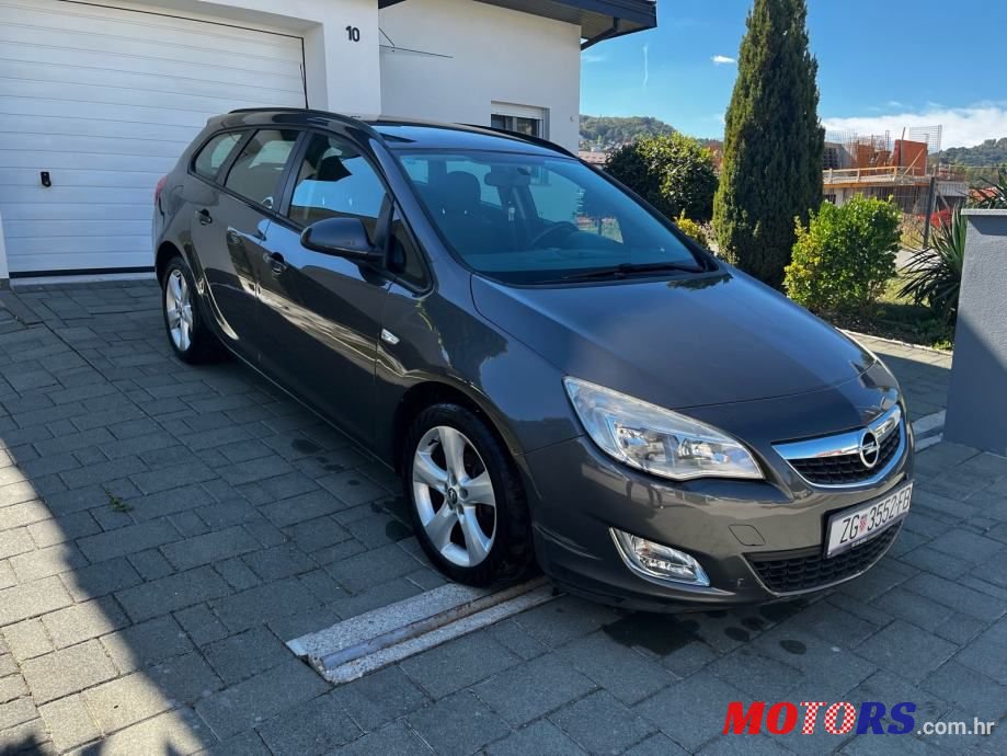 2013' Opel Astra Karavan photo #1