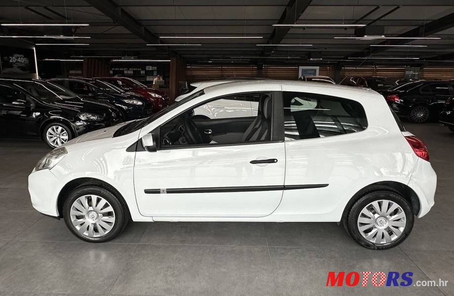 2011' Renault Clio photo #3