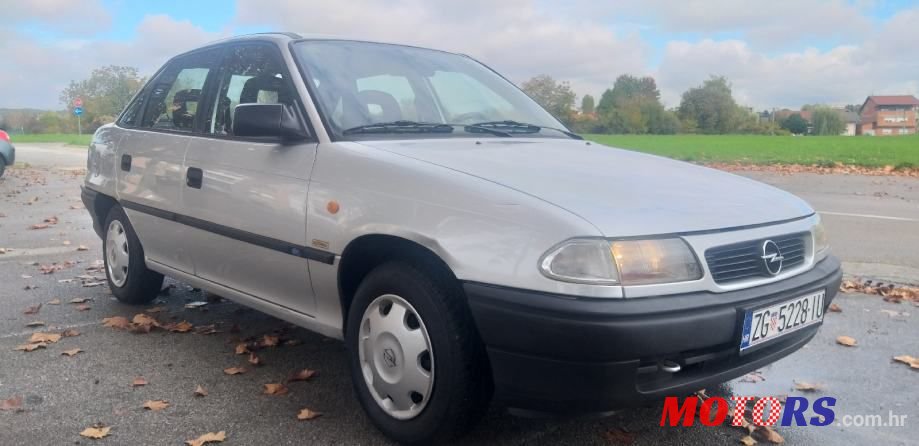 2001' Opel Astra Classic photo #2