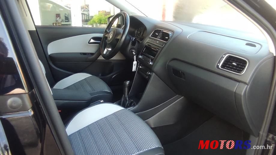 2012' Volkswagen Polo photo #5