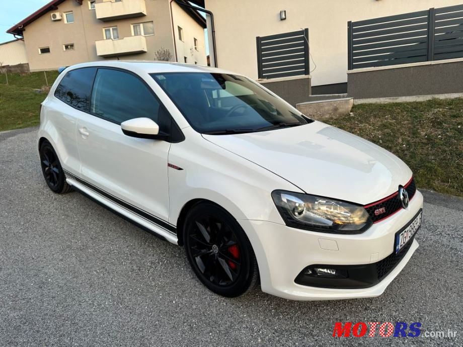 2011' Volkswagen Polo photo #2