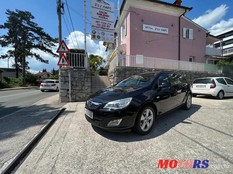 2012' Opel Astra photo #1