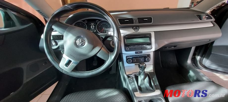 2011' Volkswagen Passat photo #5