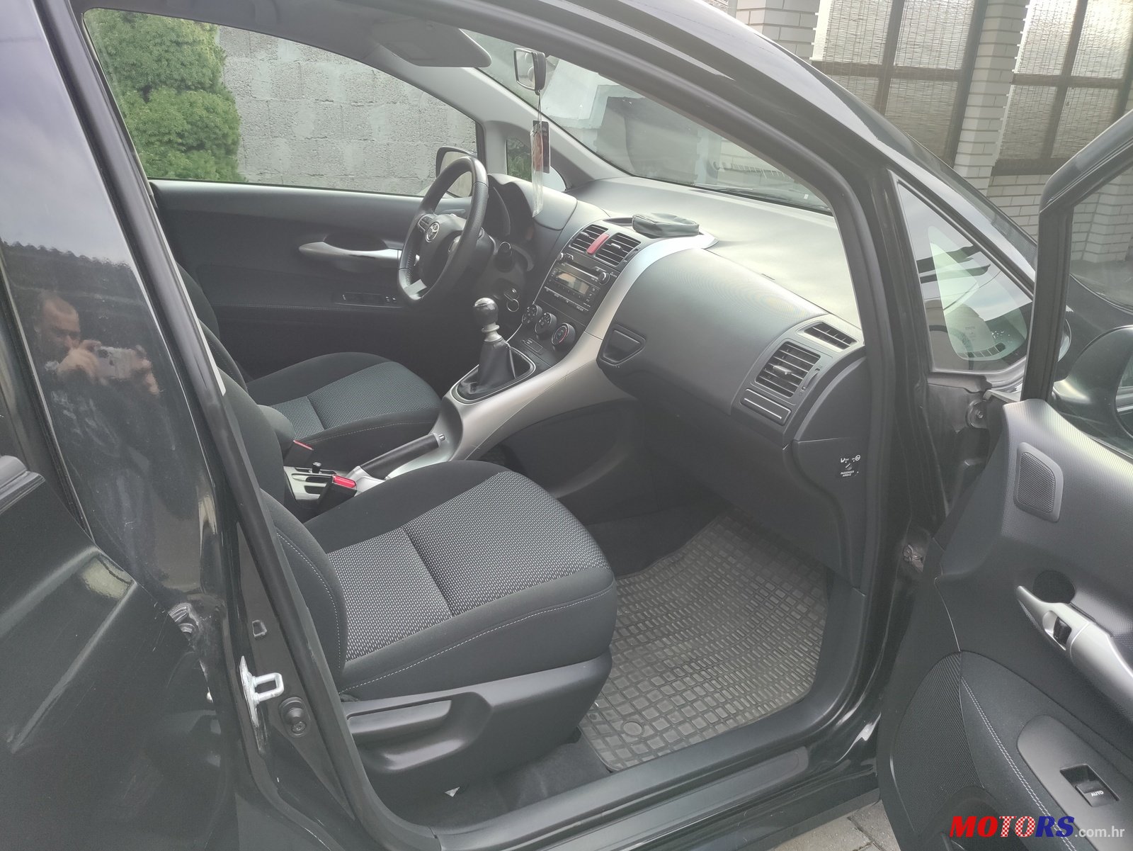 2011' Toyota Auris photo #7