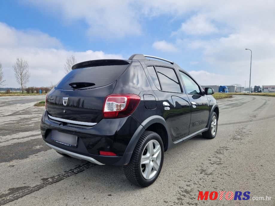 2013' Dacia Sandero photo #5