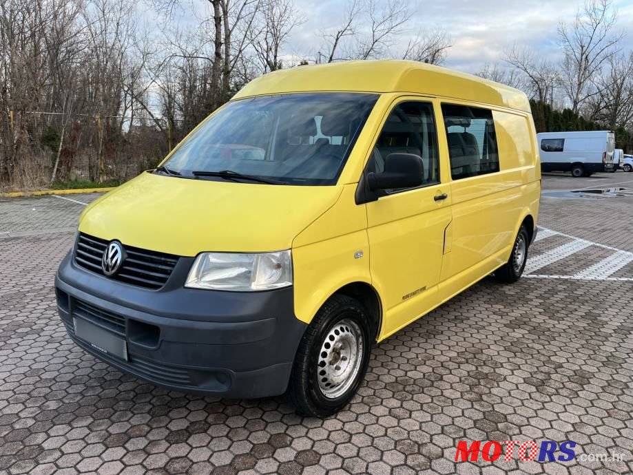 2008' Volkswagen Transporter Kombi photo #3