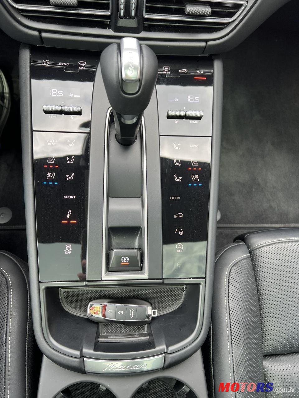 2024' Porsche Macan Panoramic roof photo #7