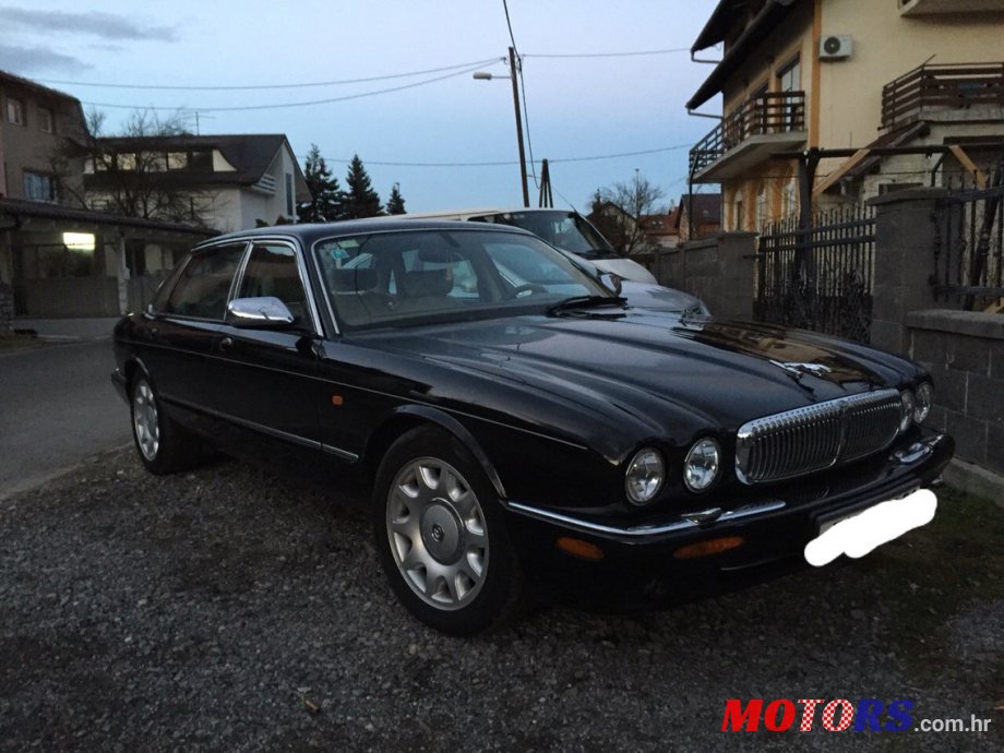 2002' Jaguar XJ photo #2