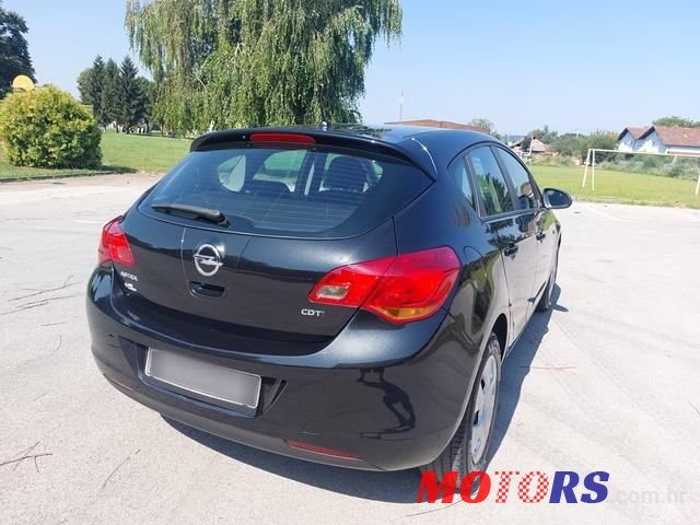 2011' Opel Astra photo #4