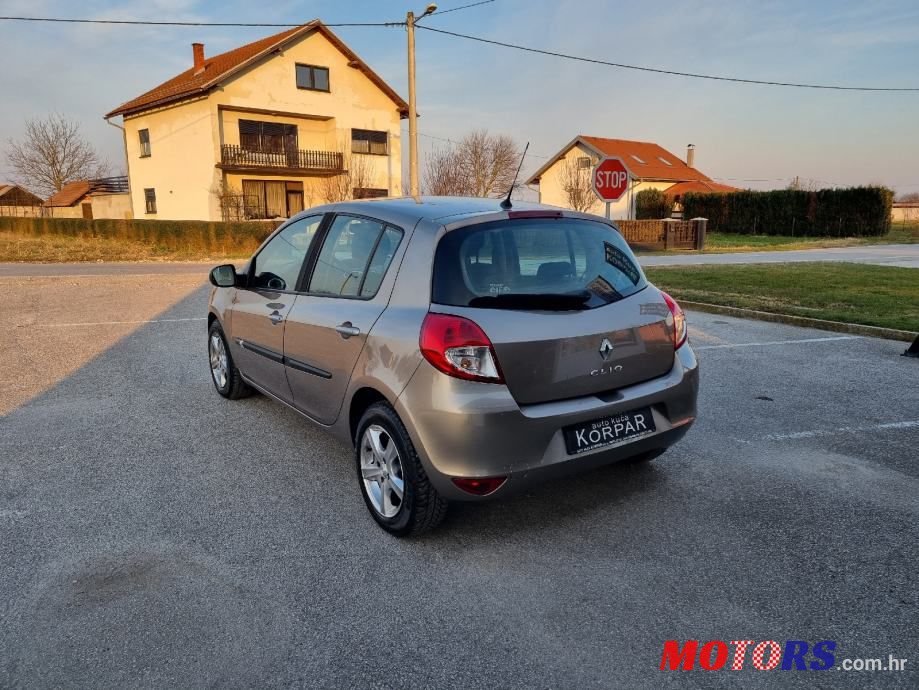 2011' Renault Clio photo #5