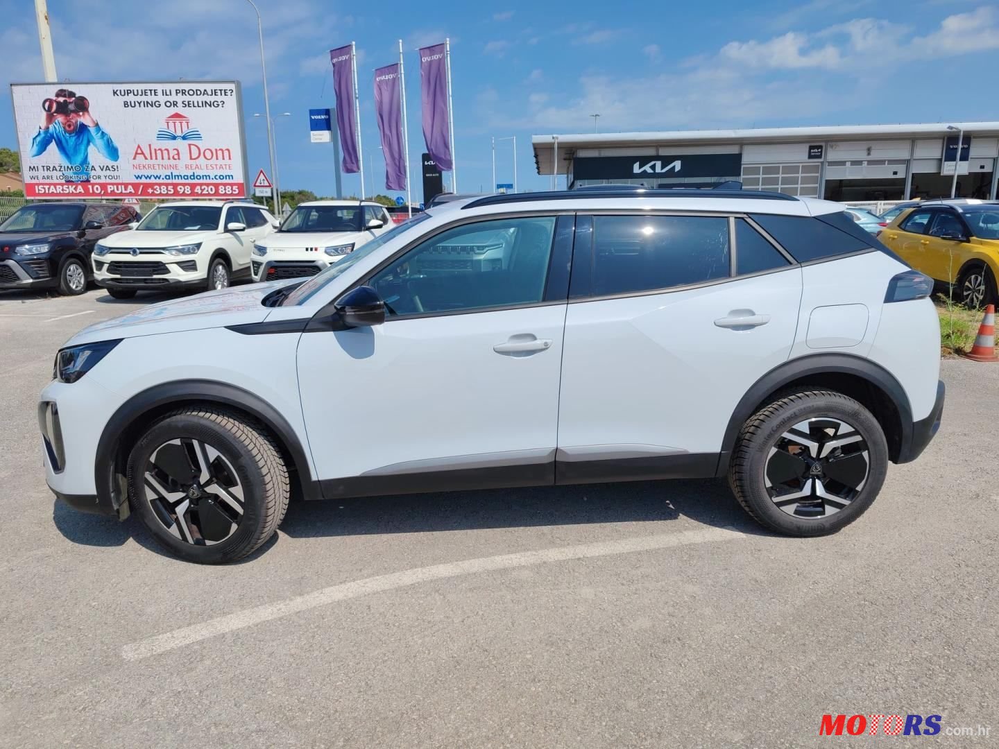 2023' Peugeot 2008 photo #3