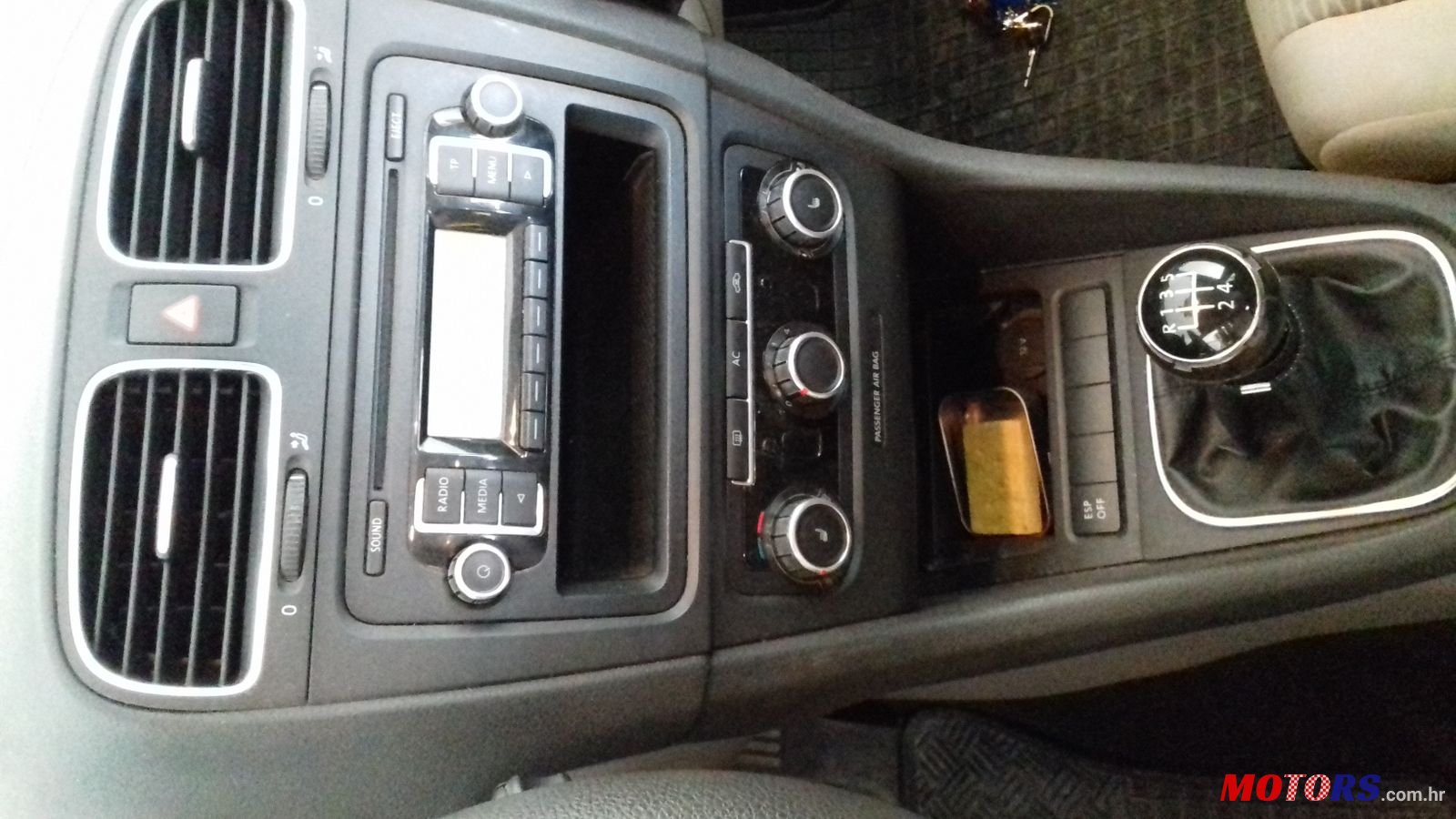 2010' Volkswagen Golf VI 1.6 tdi photo #6