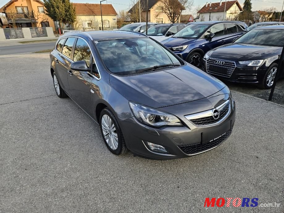 2011' Opel Astra Karavan photo #2