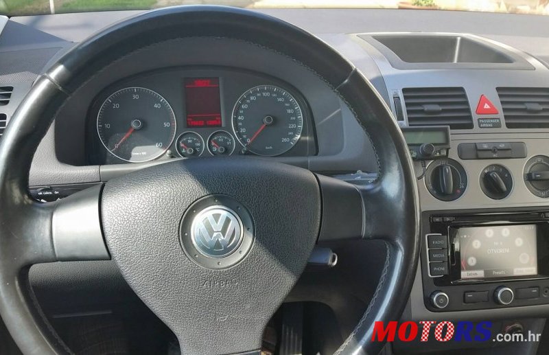 2010' Volkswagen Touran photo #2