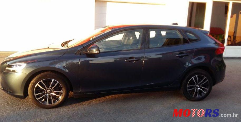 2019' Volvo V40 T2 photo #1