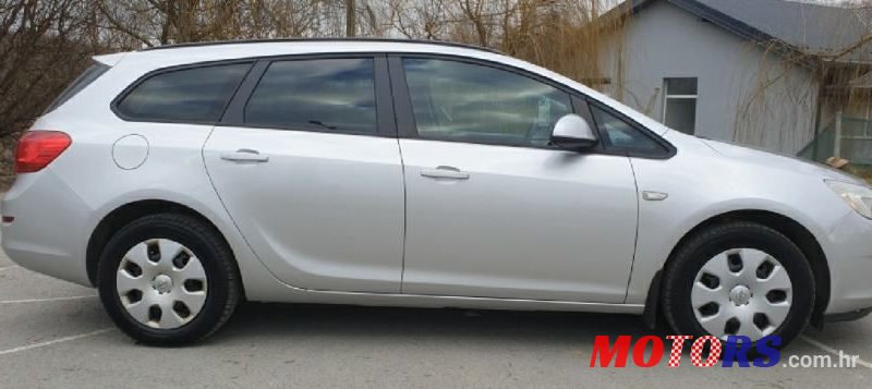 2012' Opel Astra Karavan photo #4