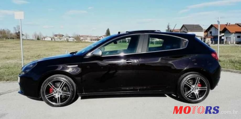 2011' Alfa Romeo Giulietta photo #4