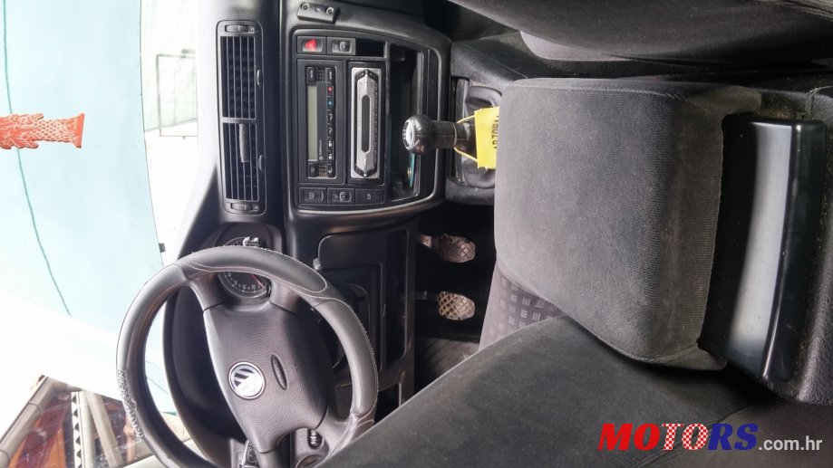 2002' Volkswagen Passat photo #2