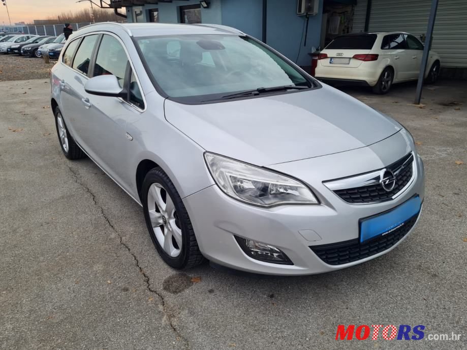 2012' Opel Astra Karavan photo #2