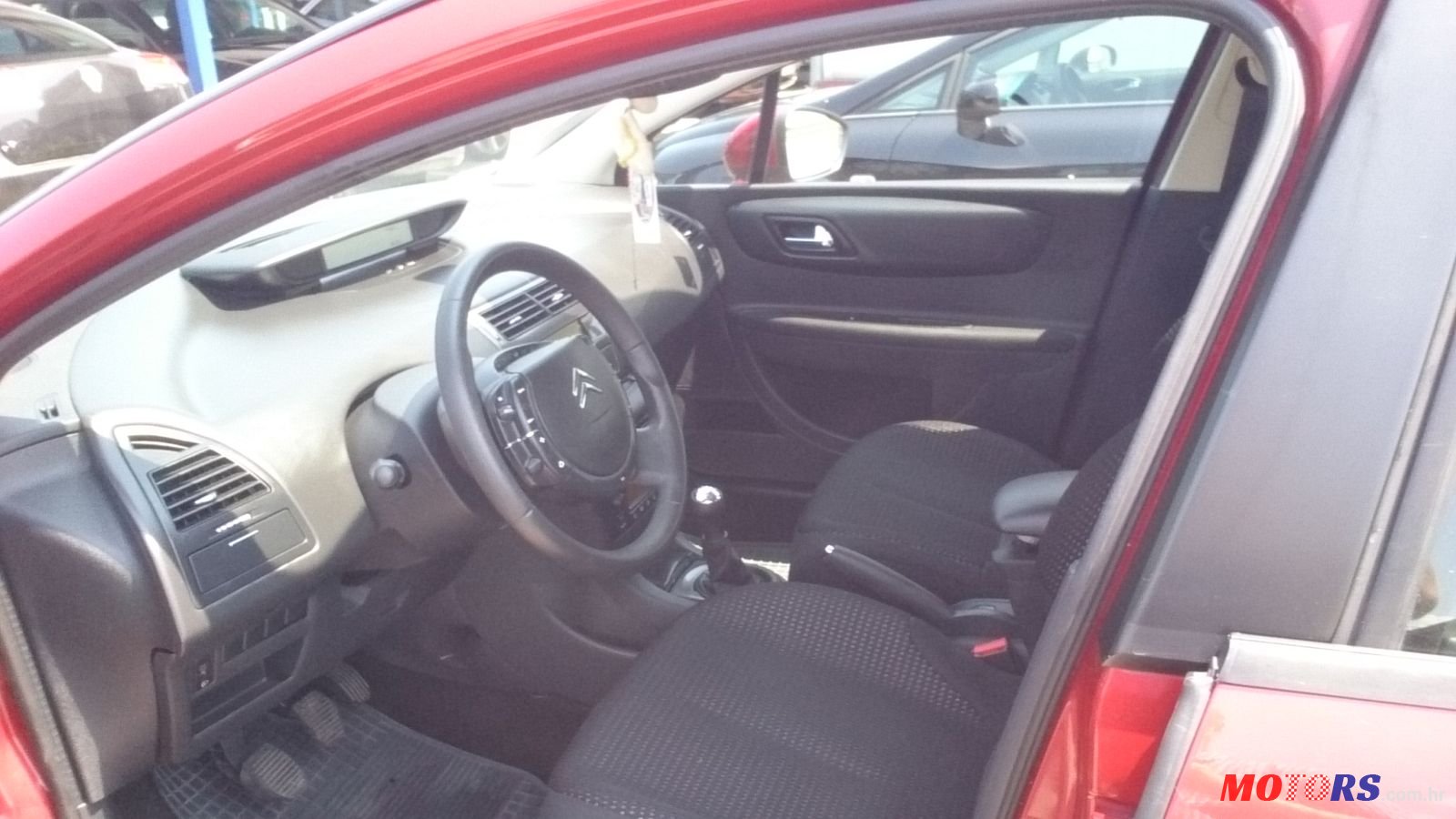 2011' Citroen C4 photo #2