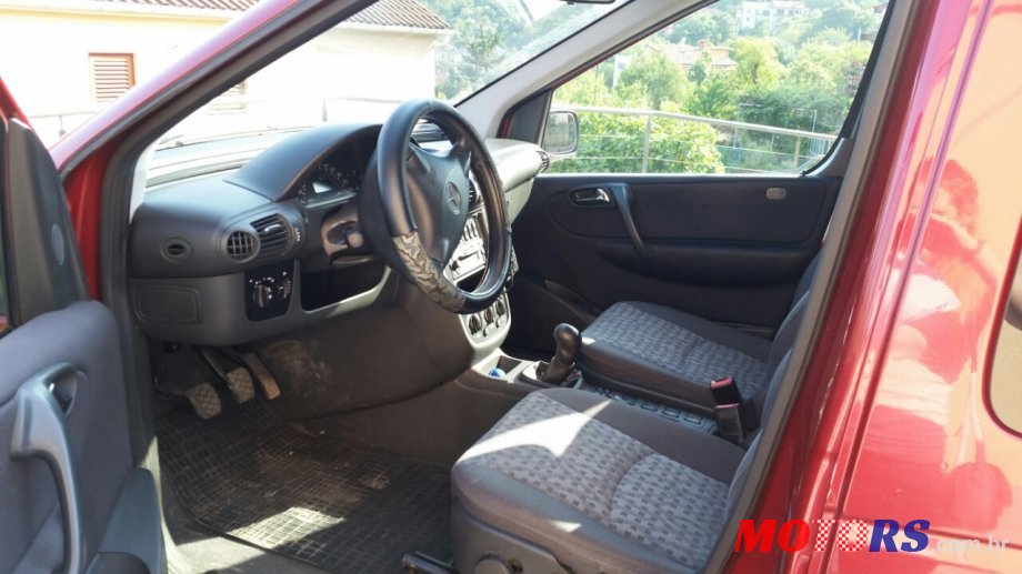 2004' Mercedes-Benz Vaneo photo #3