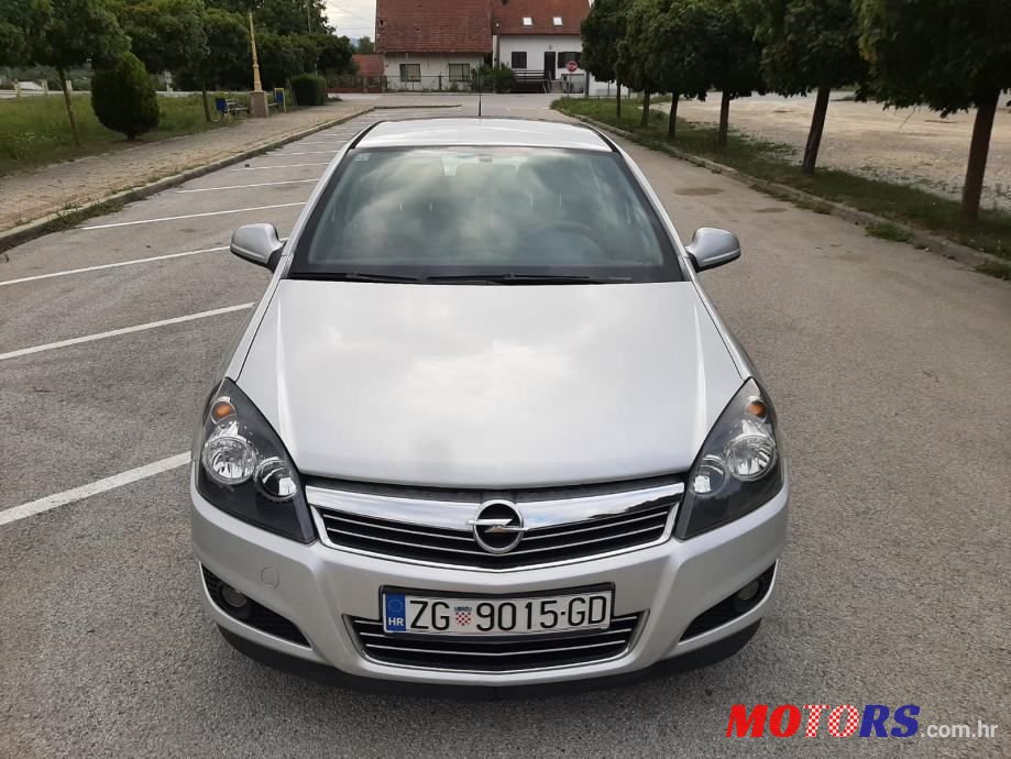 2011' Opel Astra photo #2