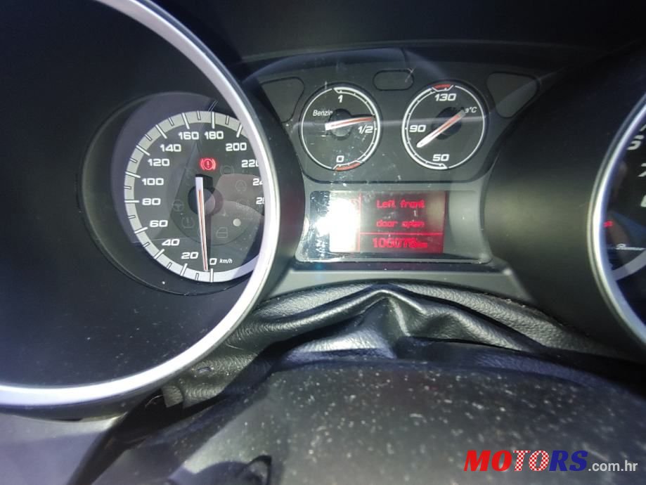 2011' Alfa Romeo Giulietta photo #6