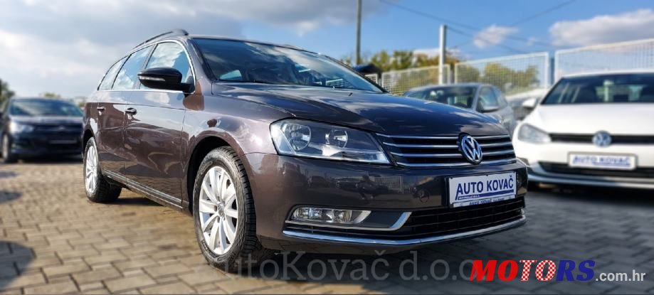 2011' Volkswagen Passat Variant photo #2