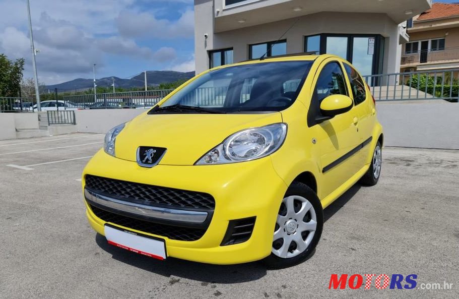 2011' Peugeot 107 1,0 2-Tronic photo #1