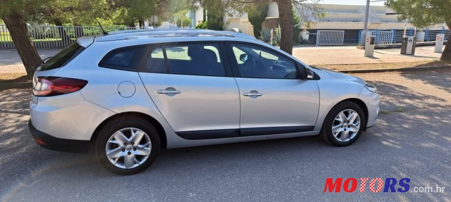 2011' Renault Megane Grandtour photo #4