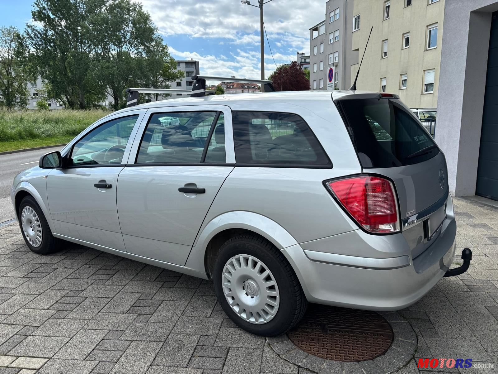 2010' Opel Astra Karavan photo #3