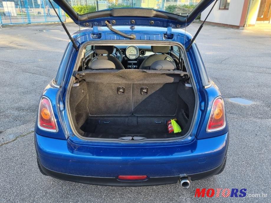 2009' MINI Cooper Cooper D photo #6