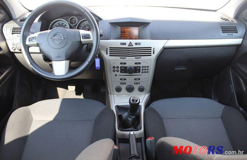 2008' Opel Astra Coupe 1,6 16V photo #2