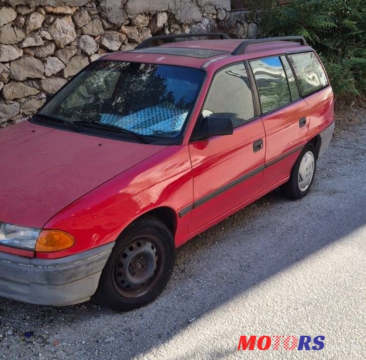 1992' Opel Astra Karavan photo #1