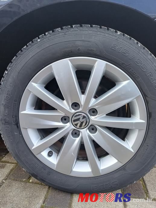 2011' Volkswagen Passat Variant photo #3