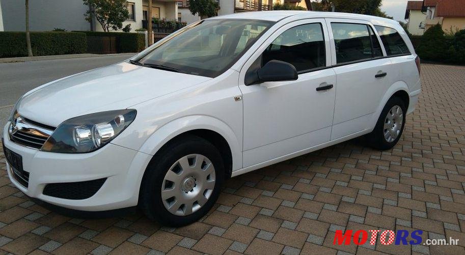 2010' Opel Astra Karavan photo #2