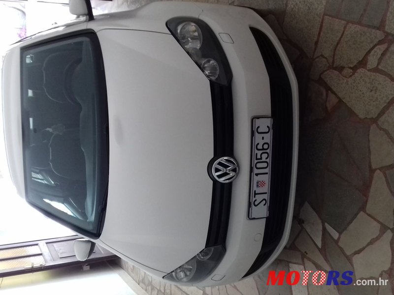 2010' Volkswagen Golf VI 1.6 tdi photo #2