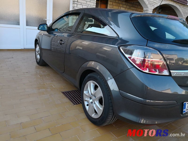2010' Opel Astra H photo #4